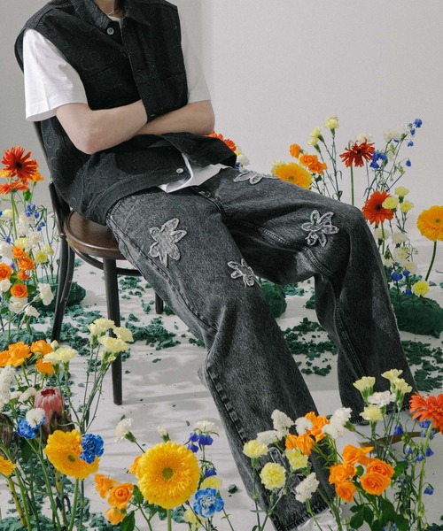 SENSE OF PLACE by URBAN RESEARCH（センスオブプレイスバイアーバンリサーチ）の「hxcyyd × SOP　フラワーパッチワイドデニム(UNISEX)（デニムパンツ・メンズ・インディゴブルー/ブラック・MEDIUM/LARGE）」の2枚目の写真