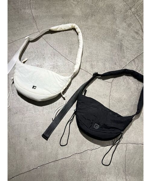 EMODA(エモダ)の「サイドコードパフバッグ(ショルダーバッグ・レディース・ホワイト/ブラック・FREE)」の3枚目の写真