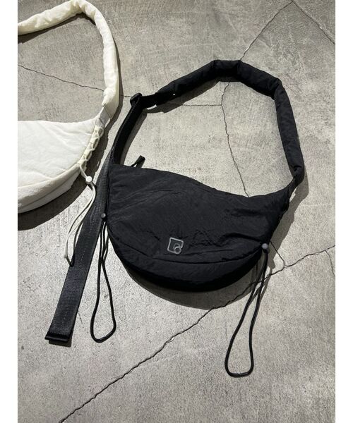 EMODA(エモダ)の「サイドコードパフバッグ(ショルダーバッグ・レディース・ホワイト/ブラック・FREE)」の4枚目の写真