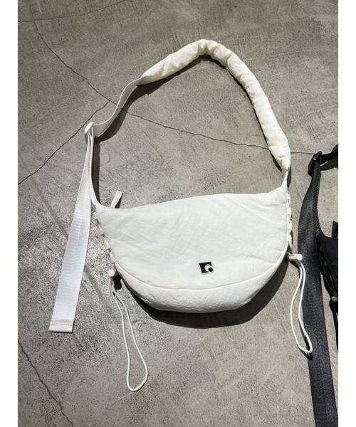 EMODA(エモダ)の「サイドコードパフバッグ(ショルダーバッグ・レディース・ホワイト/ブラック・FREE)」の5枚目の写真