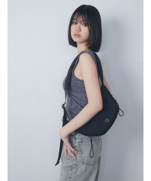 EMODA(エモダ)の「サイドコードパフバッグ(ショルダーバッグ・レディース・ホワイト/ブラック・FREE)」の7枚目の写真