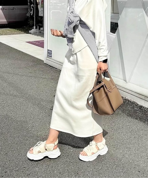 Fabby fabby(ファビィーファビィー)の「レースアップ厚底サンダル(サンダル・レディース・オフホワイト/ブラック×ブラック/ブラック・MEDIUM/LARGE/SMALL)」の2枚目の写真