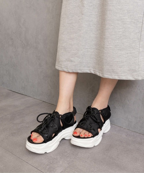 Fabby fabby(ファビィーファビィー)の「レースアップ厚底サンダル(サンダル・レディース・オフホワイト/ブラック×ブラック/ブラック・MEDIUM/LARGE/SMALL)」の1枚目の写真