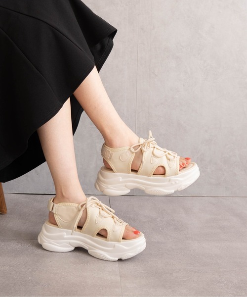 Fabby fabby(ファビィーファビィー)の「レースアップ厚底サンダル(サンダル・レディース・オフホワイト/ブラック×ブラック/ブラック・MEDIUM/LARGE/SMALL)」の15枚目の写真