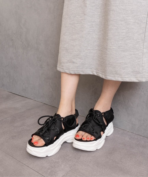 Fabby fabby(ファビィーファビィー)の「レースアップ厚底サンダル(サンダル・レディース・オフホワイト/ブラック×ブラック/ブラック・MEDIUM/LARGE/SMALL)」の20枚目の写真
