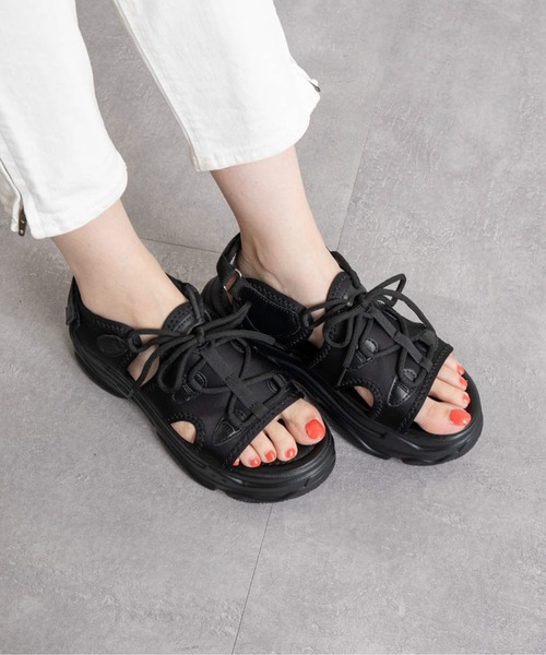 Fabby fabby(ファビィーファビィー)の「レースアップ厚底サンダル(サンダル・レディース・オフホワイト/ブラック×ブラック/ブラック・MEDIUM/LARGE/SMALL)」の19枚目の写真