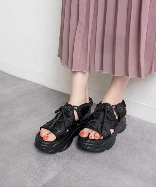 Fabby fabby(ファビィーファビィー)の「レースアップ厚底サンダル(サンダル・レディース・オフホワイト/ブラック×ブラック/ブラック・MEDIUM/LARGE/SMALL)」の22枚目の写真