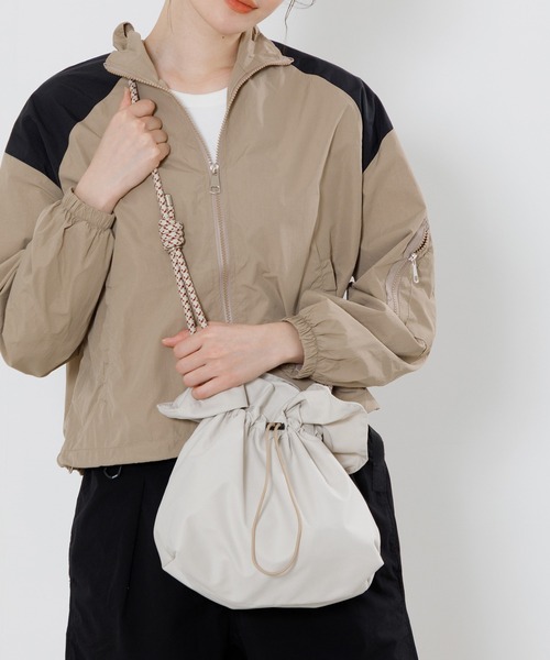 ACCOMMODE（アコモデ）の「ドロストキンチャクバッグ（ショルダーバッグ・レディース・オレンジ/ブラック/アイボリー・FREE）」の2枚目の写真