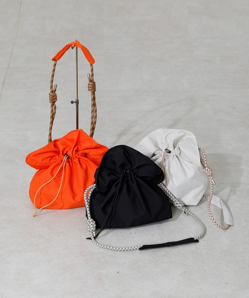 ACCOMMODE（アコモデ）の「ドロストキンチャクバッグ（ショルダーバッグ・レディース・オレンジ/ブラック/アイボリー・FREE）」の15枚目の写真