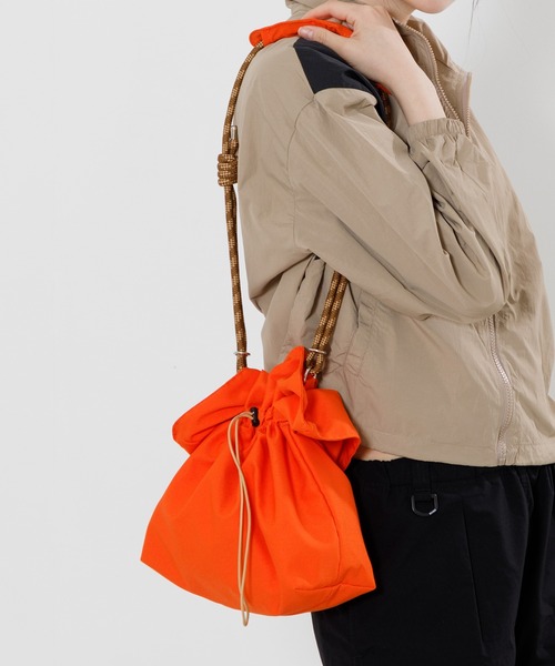 ACCOMMODE（アコモデ）の「ドロストキンチャクバッグ（ショルダーバッグ・レディース・オレンジ/ブラック/アイボリー・FREE）」の13枚目の写真