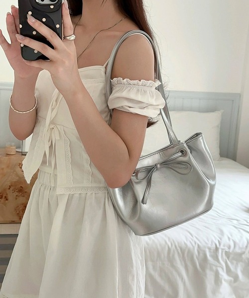 shopnikoniko（ショップニコニコ）の「フロントリボン メタリックシルバー ハンドバッグ（ハンドバッグ・レディース・シルバー・フリー）」の3枚目の写真