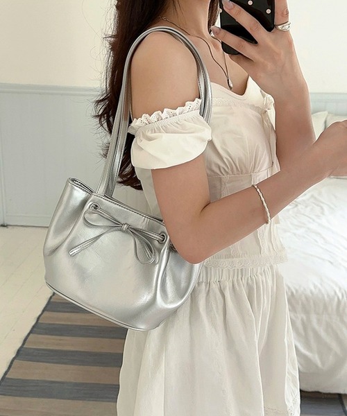 shopnikoniko（ショップニコニコ）の「フロントリボン メタリックシルバー ハンドバッグ（ハンドバッグ・レディース・シルバー・フリー）」の5枚目の写真
