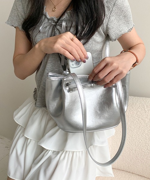 shopnikoniko（ショップニコニコ）の「フロントリボン メタリックシルバー ハンドバッグ（ハンドバッグ・レディース・シルバー・フリー）」の7枚目の写真
