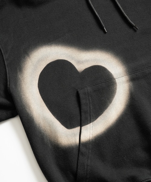 WISH FOR EVER(ウィッシュフォーエバー)の「HEART MOTIF DESIGN HOODIE/ハートモチーフデザインフーディ(パーカー・メンズ・ネイビー/ブラック・MEDIUM/LARGE)」の5枚目の写真