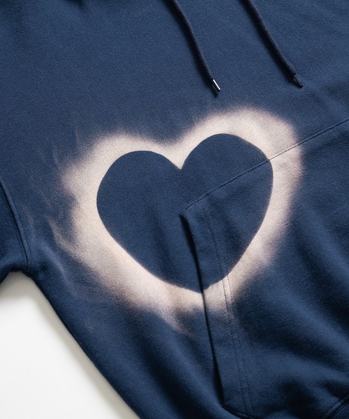 WISH FOR EVER(ウィッシュフォーエバー)の「HEART MOTIF DESIGN HOODIE/ハートモチーフデザインフーディ(パーカー・メンズ・ネイビー/ブラック・MEDIUM/LARGE)」の16枚目の写真