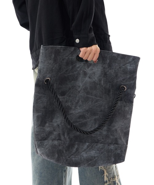 Theater code(シアターコード)の「【15%OFF】dyed pattern fake leather bag / ダイド パターン フェイクレザー バッグ 2026年春夏(ショルダーバッグ・メンズ・グレー・FREE)」の9枚目の写真