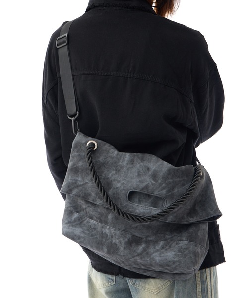 Theater code(シアターコード)の「【15%OFF】dyed pattern fake leather bag / ダイド パターン フェイクレザー バッグ 2026年春夏(ショルダーバッグ・メンズ・グレー・FREE)」の3枚目の写真
