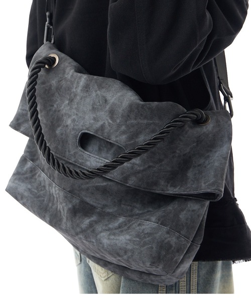 Theater code(シアターコード)の「【15%OFF】dyed pattern fake leather bag / ダイド パターン フェイクレザー バッグ 2026年春夏(ショルダーバッグ・メンズ・グレー・FREE)」の21枚目の写真