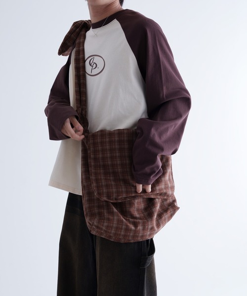 epnok(エプノック)の「【EPNK】Knot check shoulder bag / ノットチェックショルダーバッグ(ショルダーバッグ・メンズ・ブラック/ブラウン・FREE)」の2枚目の写真