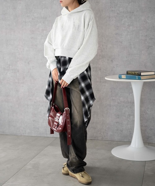 WEGO（ウィゴー）の「WEGO/ラインストーンショートプルパーカー（スウェット・レディース・ピンク/ライトグレー/ブラック・FREE）」の14枚目の写真