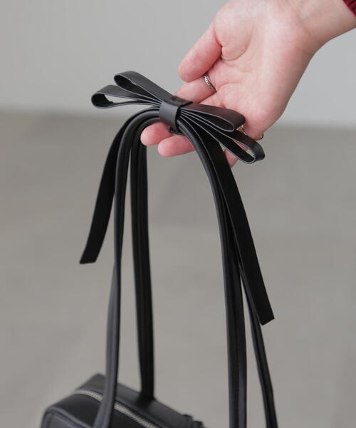 FREE'S MART（フリーズマート）の「◆リボンショルダーバッグ（ショルダーバッグ・レディース・ブラック/ホワイト・ﾌﾘ-）」の4枚目の写真