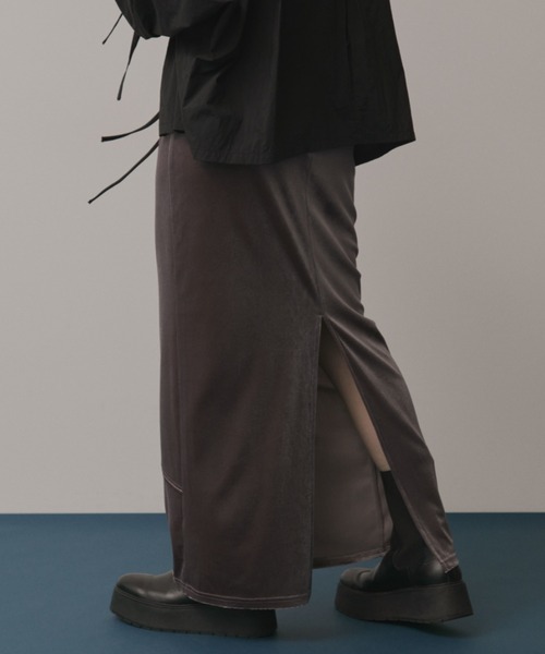 Solace(ソレイス)の「パイピングベロアロングスカート(スカート・レディース・ブラック/ブラウン・FREE)」の4枚目の写真