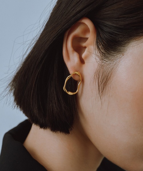 novice（ノーヴィス）の「【novice】Squiggle Hoop Pierce［Stainless］（ピアス（両耳用）・レディース・ゴールド/シルバー・FREE）」の2枚目の写真