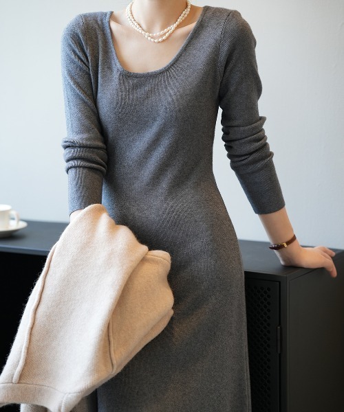 Alum'（アルム）の「オープンネックフレアニットワンピース（ワンピース・レディース・ナチュラル/ベージュ/グレー/ブラウン/ブラック・FREE）」の3枚目の写真