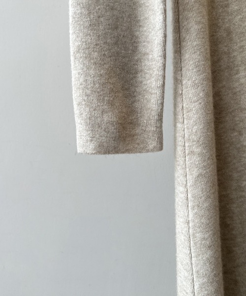 Alum'（アルム）の「オープンネックフレアニットワンピース（ワンピース・レディース・ナチュラル/ベージュ/グレー/ブラウン/ブラック・FREE）」の12枚目の写真