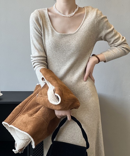 Alum'（アルム）の「オープンネックフレアニットワンピース（ワンピース・レディース・ナチュラル/ベージュ/グレー/ブラウン/ブラック・FREE）」の7枚目の写真