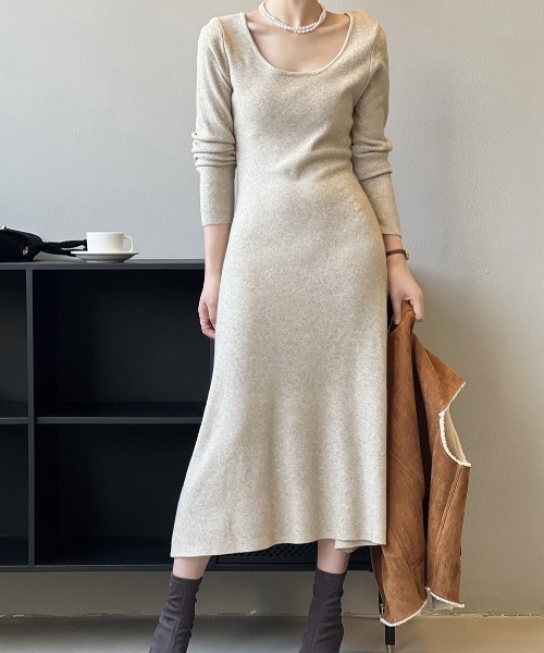 Alum'（アルム）の「オープンネックフレアニットワンピース（ワンピース・レディース・ナチュラル/ベージュ/グレー/ブラウン/ブラック・FREE）」の6枚目の写真