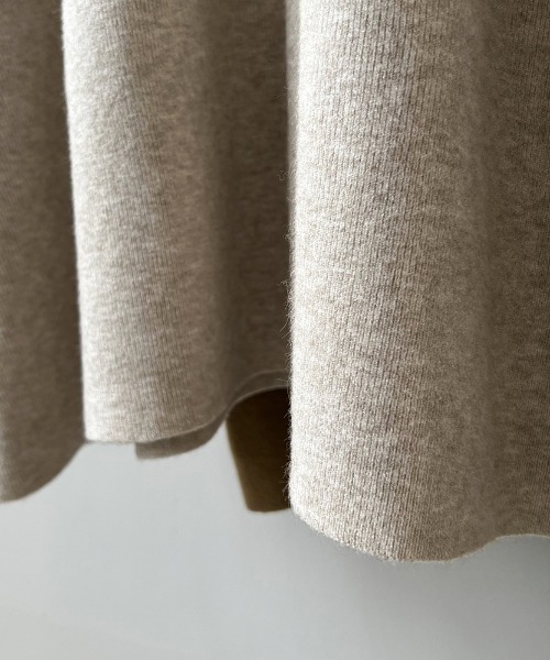 Alum'（アルム）の「オープンネックフレアニットワンピース（ワンピース・レディース・ナチュラル/ベージュ/グレー/ブラウン/ブラック・FREE）」の13枚目の写真