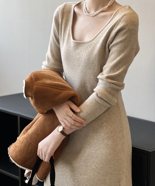 Alum'（アルム）の「オープンネックフレアニットワンピース（ワンピース・レディース・ナチュラル/ベージュ/グレー/ブラウン/ブラック・FREE）」の8枚目の写真
