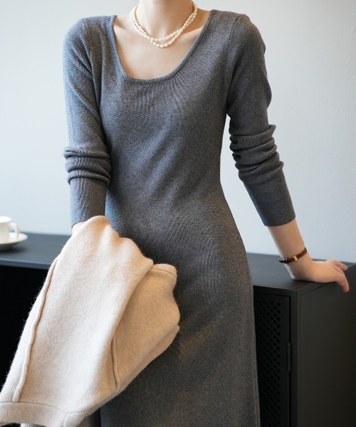 Alum'（アルム）の「オープンネックフレアニットワンピース（ワンピース・レディース・ナチュラル/ベージュ/グレー/ブラウン/ブラック・FREE）」の10枚目の写真