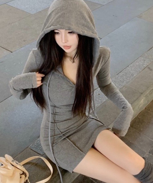 LADY LIKE(レディライク)の「フード付きもちもちカットミニワンピース(ワンピース・レディース・ブラック/グレー・M)」の2枚目の写真