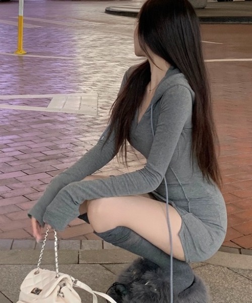 LADY LIKE(レディライク)の「フード付きもちもちカットミニワンピース(ワンピース・レディース・ブラック/グレー・M)」の3枚目の写真