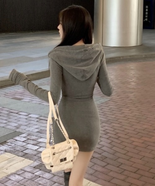 LADY LIKE(レディライク)の「フード付きもちもちカットミニワンピース(ワンピース・レディース・ブラック/グレー・M)」の4枚目の写真