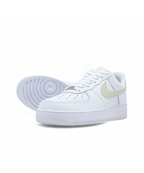 NIKE(ナイキ)の「AIR FORCE 1 '07(スニーカー・メンズ・ホワイト系その他・24.0cm/24.5cm/26.0cm/26.5cm/27.0cm/27.5cm/25.5cm/25.0cm/28.0cm/28.5cm/29.0cm)」の2枚目の写真