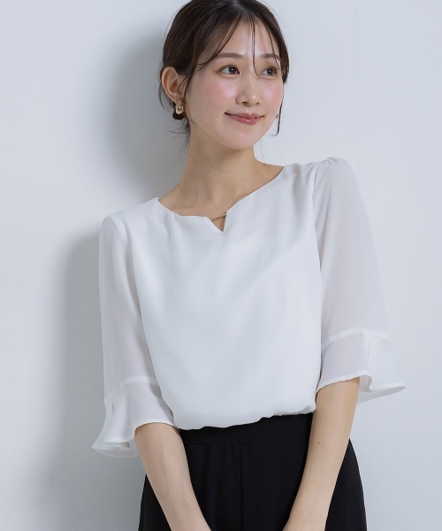 Petitjo(プッチージョ)の「小さいサイズ ジョーゼットフレア袖ゴールドパーツ使いブラウス(ウォッシャブル素材) 低身長さん・小柄女性(シャツ/ブラウス・レディース・グレイッシュベージュ/ネイビー/ドット/ブラック/ホワイト・PM/PSS/PS/PL)」の1枚目の写真