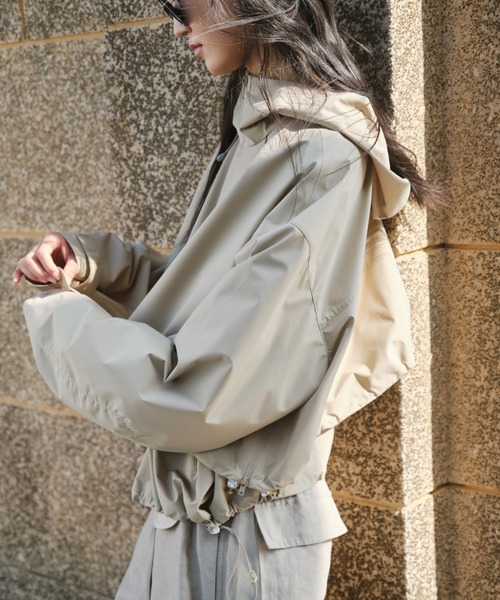 JNBY（ジェーエヌビーワイ）の「Sculpted Drawstring Hooded Jacket / ドローストリングフーディージャケット（その他アウター・レディース・ベージュ/ブラック・36/34）」の2枚目の写真