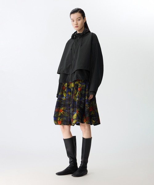 JNBY（ジェーエヌビーワイ）の「Sculpted Drawstring Hooded Jacket / ドローストリングフーディージャケット（その他アウター・レディース・ベージュ/ブラック・36/34）」の5枚目の写真