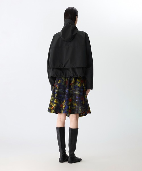 JNBY（ジェーエヌビーワイ）の「Sculpted Drawstring Hooded Jacket / ドローストリングフーディージャケット（その他アウター・レディース・ベージュ/ブラック・36/34）」の6枚目の写真