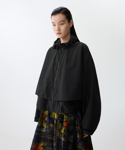 JNBY（ジェーエヌビーワイ）の「Sculpted Drawstring Hooded Jacket / ドローストリングフーディージャケット（その他アウター・レディース・ベージュ/ブラック・36/34）」の3枚目の写真