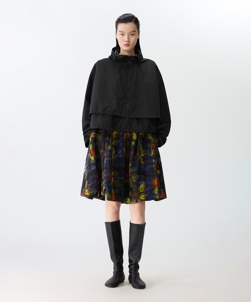 JNBY（ジェーエヌビーワイ）の「Sculpted Drawstring Hooded Jacket / ドローストリングフーディージャケット（その他アウター・レディース・ベージュ/ブラック・36/34）」の4枚目の写真