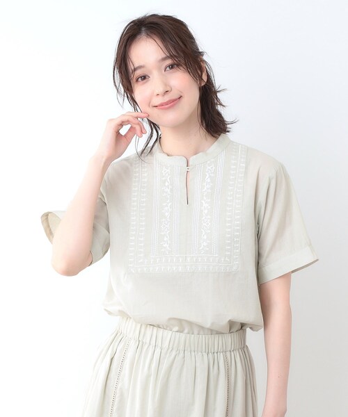 LAURA ASHLEY(ローラアシュレイ)の「【SETUP可/コットン100%/インド綿/刺繍入り】デザインブラウス(シャツ/ブラウス・レディース・ベージュ/チャコールグレー/ライトグレー系9・38)」の1枚目の写真