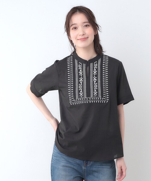 LAURA ASHLEY(ローラアシュレイ)の「【SETUP可/コットン100%/インド綿/刺繍入り】デザインブラウス(シャツ/ブラウス・レディース・ベージュ/チャコールグレー/ライトグレー系9・38)」の2枚目の写真