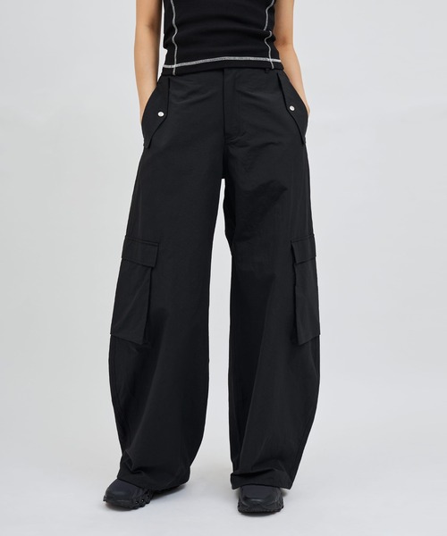 atmos pink(アトモスピンク)の「atmos pink Baggy Nylon Pants / アトモス ピンク バギー ナイロン パンツ(その他パンツ・レディース・ホワイト/カーキ/ブラック・S/M)」の2枚目の写真