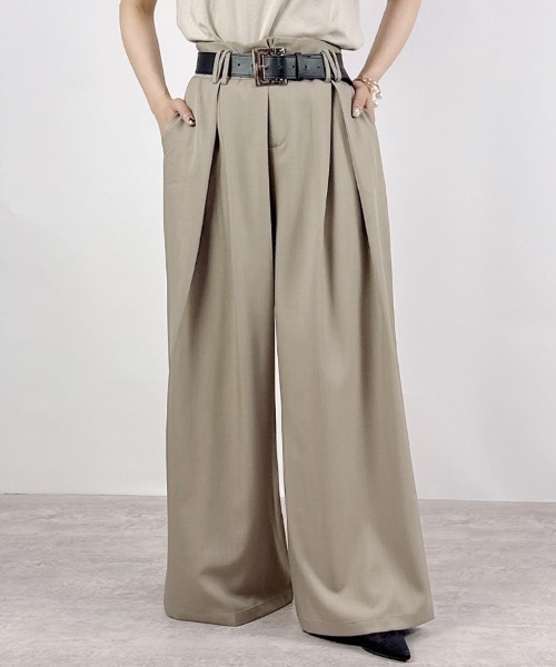 CLOTHY（クロシィ）の「【モードなゆるワイド×キレイめしっとり素材】ベルト付きワイドタックパンツ（スラックス・レディース・チャコールグレー/ブラック/ベージュ/モカ・MEDIUM/LARGE）」の4枚目の写真