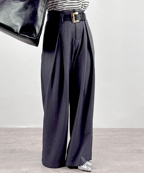 CLOTHY（クロシィ）の「【モードなゆるワイド×キレイめしっとり素材】ベルト付きワイドタックパンツ（スラックス・レディース・チャコールグレー/ブラック/ベージュ/モカ・MEDIUM/LARGE）」の2枚目の写真