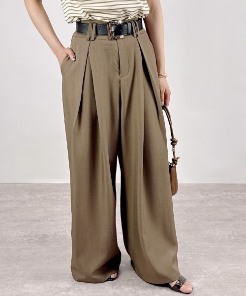 CLOTHY（クロシィ）の「【モードなゆるワイド×キレイめしっとり素材】ベルト付きワイドタックパンツ（スラックス・レディース・チャコールグレー/ブラック/ベージュ/モカ・MEDIUM/LARGE）」の3枚目の写真